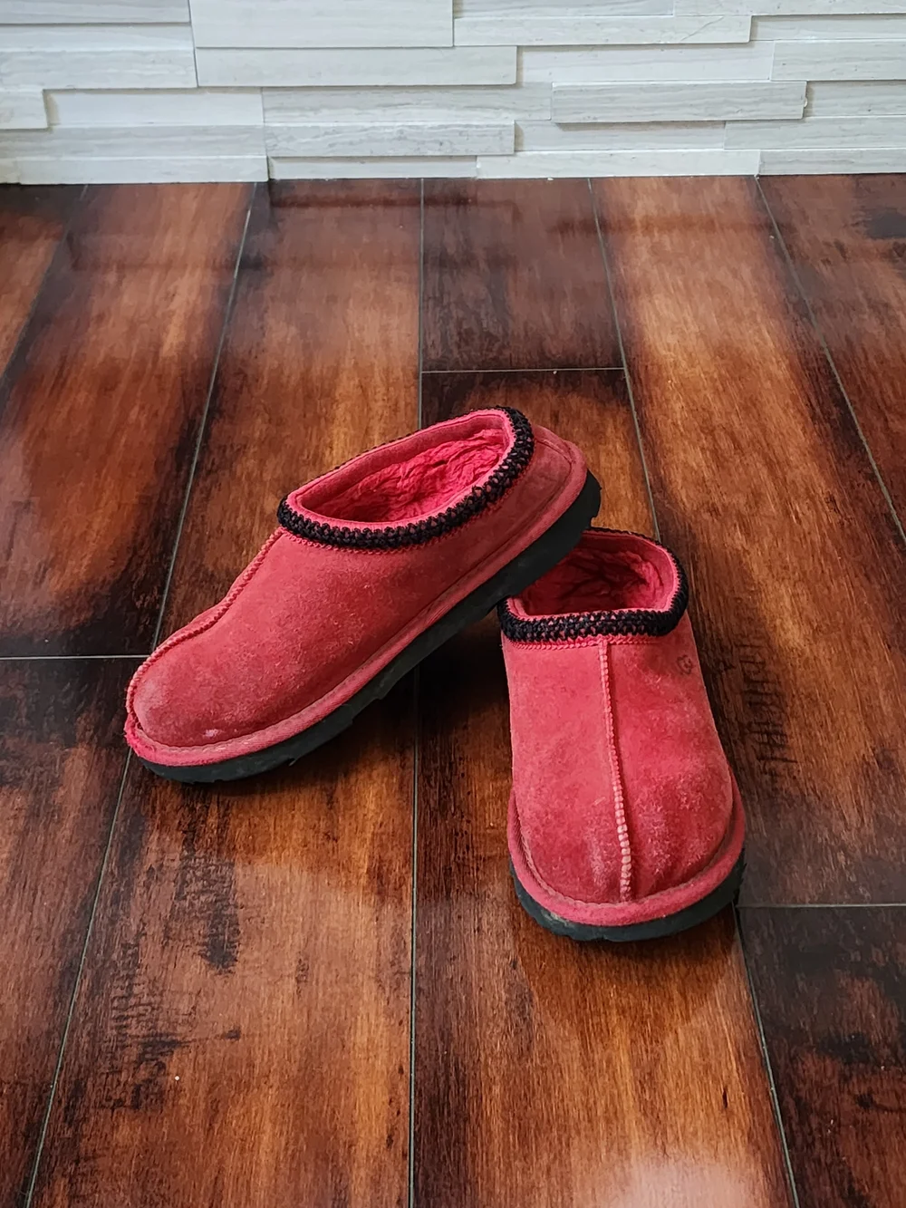 UGG Tasman Slippers Red Shearling Lined Women’s Size 4 US / 2 UK / 35 EU / 4 AU